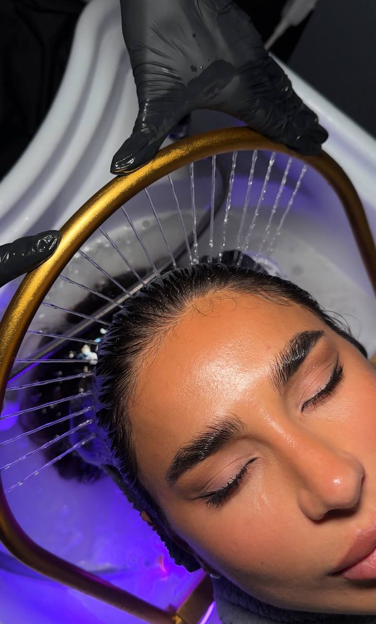 Уход за волосами и расслабление во время head spa