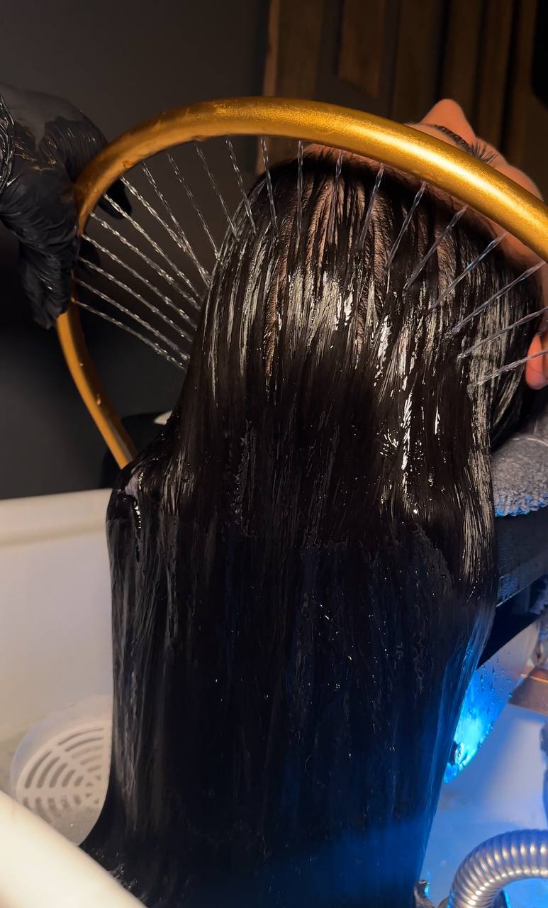 Увлажняющий массаж водяной дугой во время head spa
