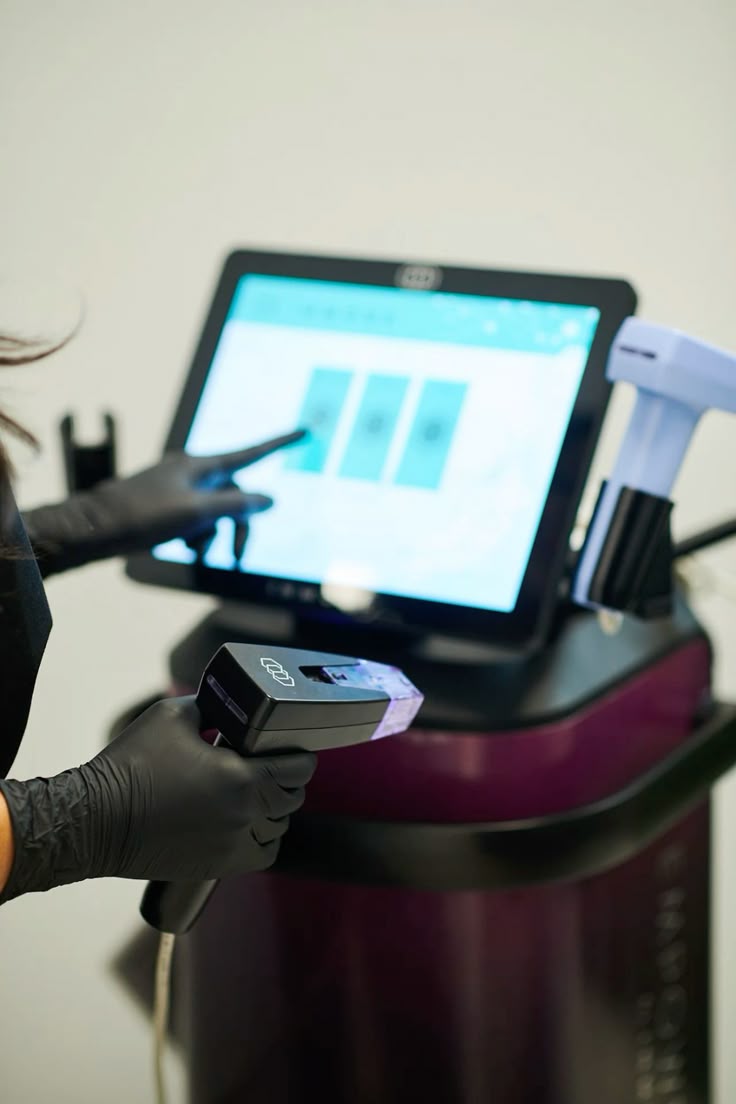 Современное оборудование для гинекологического обследования в клинике.